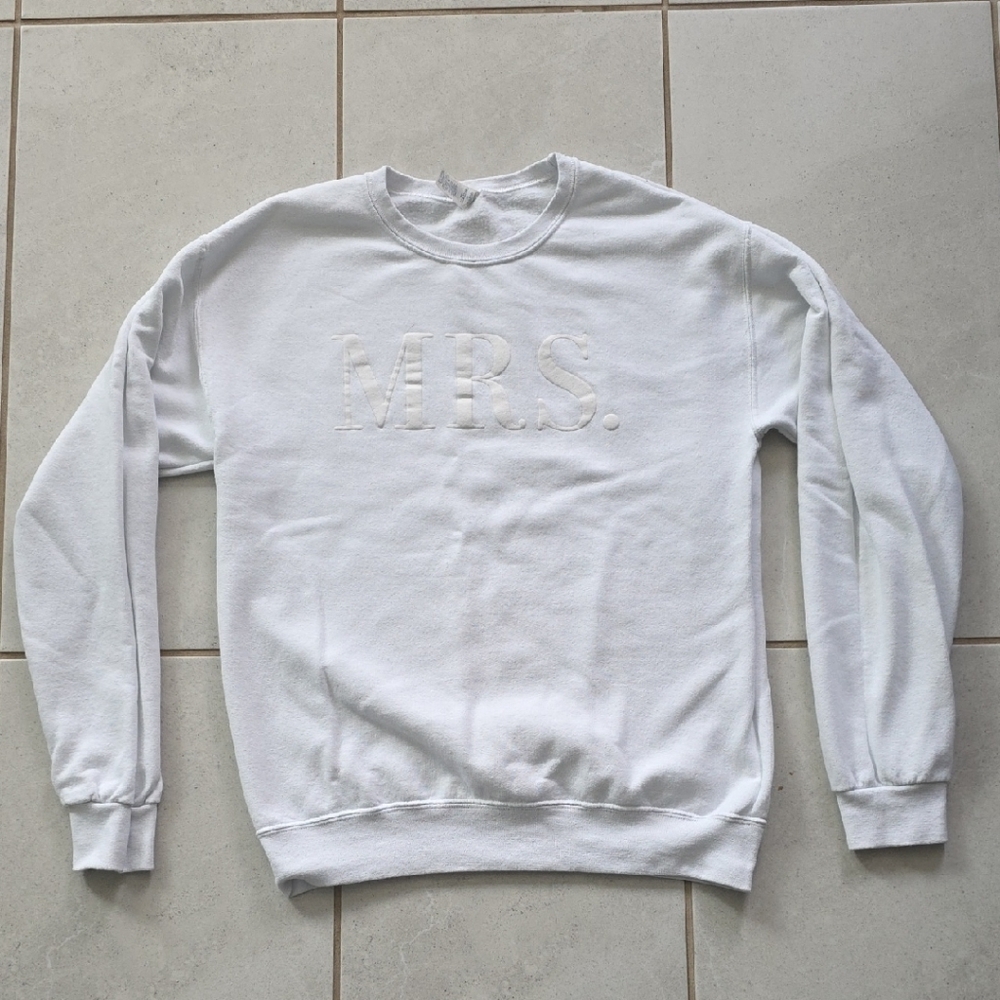 Mrs Sweatshirt Jerzees Size Small White Crewneck Raised Letter Bride Newlywed